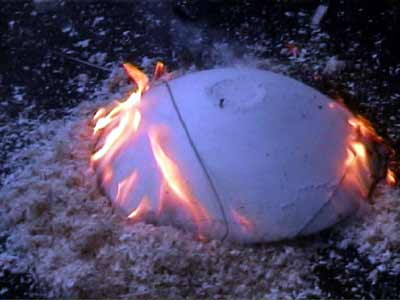 Fatet kommer från ugnen 900 graders värme och hamnar i utomhustemperaturen